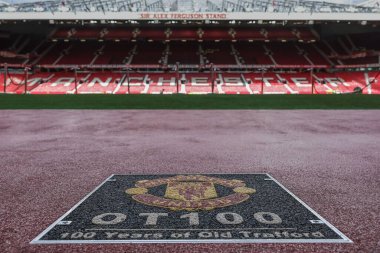 OT 100, 100 yıllık Old Trafford rozeti Premier Lig maçı sırasında Manchester United ile Sunderland maçı sırasında tünel bölgesinde, Old Trafford, Manchester, İngiltere, 4 Ekim 2025 