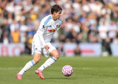 Leeds United takımından Brenden Aaronson, Leeds United 'ın Tottenham Hotspur' a karşı oynadığı Premier Lig maçında topu bırakıyor. 