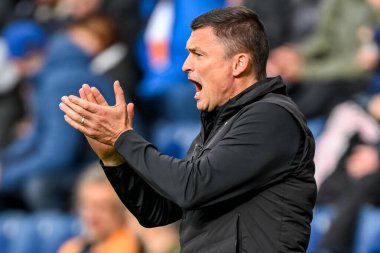 Paul Heckingbottom, Preston North End teknik direktörü, 4 Ekim 2025 'te İngiltere' nin Deepdale kentinde oynanan Sky Bet Şampiyonası maçında Preston North End - Charlton Athletic maçında alkışlıyor ve bağırıyor. 