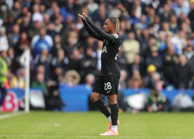 Tottenham Hotspur 'dan Wilson Odobert, Premier League maçında Leeds United ile Tottenham Hotspur arasında oynanan 4 Ekim 2025 tarihli Elland Road, Leeds, İngiltere maçında taraftarları alkışlıyor. 