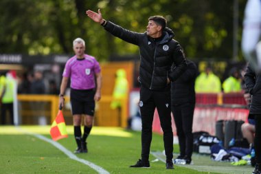 Alex Revell, Stevenage 'ın Stevenage - Luton Town maçındaki teknik direktörü Stevenage - Lamex Stevenage, İngiltere, 4 Ekim 2025
