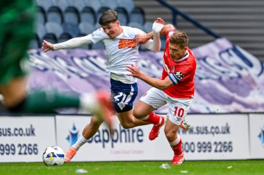 Preston North End 'den Alfie Devine ve Charlton Athletic' ten Greg Docherty 4 Ekim 2025 'te Deepdale, Preston, İngiltere' de oynanan Sky Bet Şampiyonası maçında top için mücadele ettiler. 