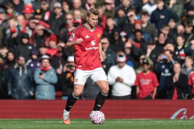 Manchester United 'dan Matthijs de Ligt Premier League maçında Manchester United ile Sunderland' ın Old Trafford, Manchester, İngiltere 'de karşı karşıya geldiği maçta topla birlikte 4 Ekim 2025 