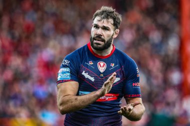 St. Helens takımından Alex Walmsley, 3 Ekim 2025 tarihinde İngiltere 'nin Hull kenti Kingston' da oynanan Sewell Group Craven Park 'ta oynanan yarı final yarı final maçında taraftarları alkışlıyor.