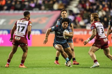 Leigh Leoparları 'ndan Alec Tuitavake, 3 Ekim 2025' te İngiltere 'nin başkenti Wigan Stadyumu' nda oynanan Wigan Warriors - Leigh Leopards maçında yarı final maçında topa vuruyor.