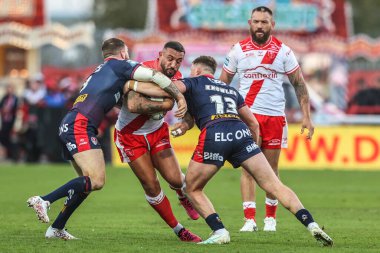 Hull KR 'dan Elliot Minchella, St. Helens' ten Morgan Knowles ve St. Helens 'ten Daryl Clark tarafından oynanan Betfred Süper Lig Yarı Finali 2 karşılaşmasında Hull KR, St Helens' e karşı Sewell Grup Craven Park, Kingston üzerine Hull, İngiltere, 3 Ekim 2025