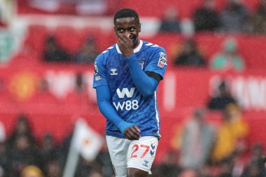 Sunderland 'dan Noah Sadiki, Manchester United' ın 4 Ekim 2025 tarihinde Old Trafford, Manchester, İngiltere 'de oynadığı Premier League karşılaşmasında Bruno Fernandes' e faul yaptıktan sonra tepki gösterdi. 