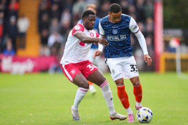 Luton Town takımından Cohen Bramall, 4 Ekim 2025 'te Lamex Stevenage, İngiltere' de oynanan Sky Bet 1 Stevenage-Luton Town maçında topa baskı uyguluyor.