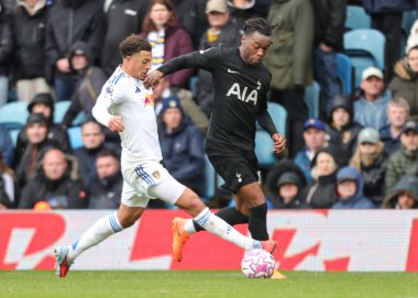 Tottenham Hotspur 'dan Destiny Udogie, Leeds United' dan Ethan Ampadu ile oynanan Premier Lig karşılaşmasında Tottenham Hotspur 'a karşı Elland Road, Leeds, Birleşik Krallık, 4 Ekim 2025 