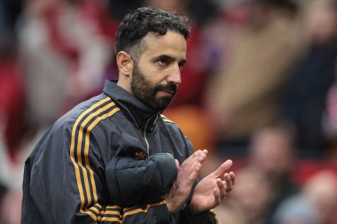 Manchester United 'ın Ruben Amorim teknik direktörü, Manchester United' ın 4 Ekim 2025 'te Old Trafford, Manchester, İngiltere' de oynadığı Premier League maçında son düdük çaldıktan sonra taraftarları alkışlıyor. 