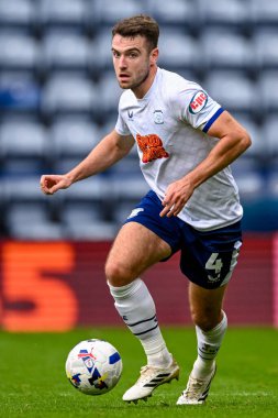 Preston North End 'den Ben Whiteman, 4 Ekim 2025' te İngiltere 'nin Deepdale kentinde oynanan Preston North End - Charlton Atletizm karşılaşmasında topun üzerinde. 