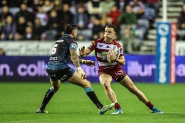 Wigan Warriors 'un Jai Field' ı, 3 Ekim 2025 'te İngiltere' nin Wigan şehrindeki Brick Community Stadyumu 'nda oynanan Wigan Warriors - Leigh Leopards maçında Süper Lig Yarı Final maçı sırasında topu aldı.