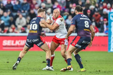 Hull KR 'dan Dean Hadley, Betfred Süper Lig yarı final maçı Hull KR, Sewell Group Craven Park, Kingston upon Hull, İngiltere, 3 Ekim 2025' de St Helens maçında St. Helens karşısında St. Helens 'li Matty Lees ile kapışıyor.