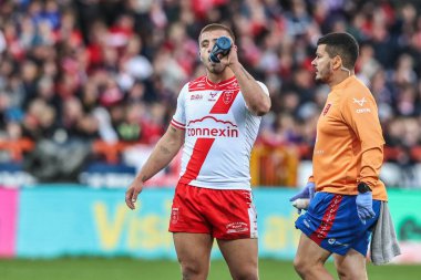 Hull KR 'dan Mikey Lewis, 3 Ekim 2025' te İngiltere 'nin Hull kentinde oynanan Sewell Group Craven Park' ta oynanan yarı final maçı sırasında bir yudum su içti.