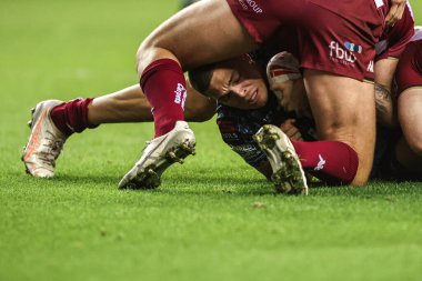 Wigan Warriors 'dan Kaide Ellis ve Wigan Warriors' tan Liam Farrell, Betfred Süper Lig Yarı Finali Wigan Warriors 'a karşı Leigh Leopards maçında 3 Ekim 2025' de İngiltere 'deki The Brick Community Stadyumu' nda karşılaştılar.