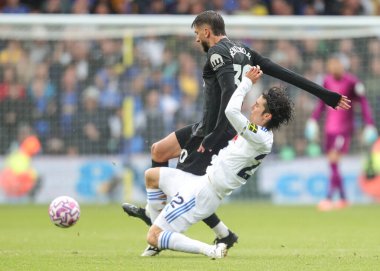 Leeds United takımından Ao Tanaka, Tottenham Hotspur 'dan Rodrigo Bentancur' u Premier Lig maçında Leeds United 'a karşı Tottenham Hotspur maçında 4 Ekim 2025' de Leeds, İngiltere 'deki Elland Road' da kayıyor. 