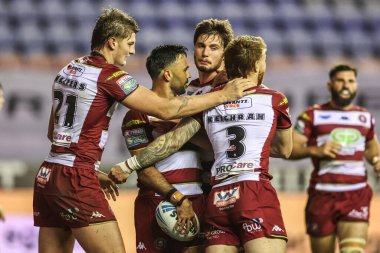 Wigan Warriors 'un Bevan Fransızcası, İngiltere' nin Wigan şehrindeki Brick Community Stadyumu 'nda Wigan Warriors' a karşı oynadığı Süper Lig Yarı Final maçı sırasında denemesini kutluyor.