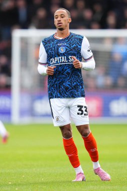 Luton Town takımından Cohen Bramall 4 Ekim 2025 'te Lamex Stevenage, İngiltere' de Stevenage-Luton Town maçında
