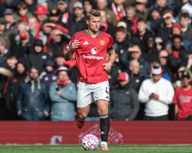 Manchester United 'dan Matthijs de Ligt Premier League maçında Manchester United ile Sunderland' ın Old Trafford, Manchester, İngiltere 'de karşı karşıya geldiği maçta topla birlikte 4 Ekim 2025 