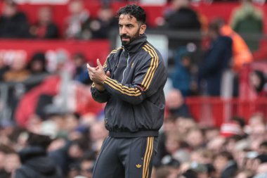 Manchester United 'ın Ruben Amorim teknik direktörü, Manchester United' ın 4 Ekim 2025 'te Old Trafford, Manchester' da oynadığı Premier League maçında oyuncularını alkışlıyor. 