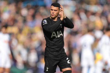 Tottenham Hotspur 'dan Pedro Porro, Premier League maçında Leeds United ile Tottenham Hotspur arasındaki Elland Road, Leeds, İngiltere' de 4 Ekim 2025 karşılaşmasında taraftarları alkışlıyor. 