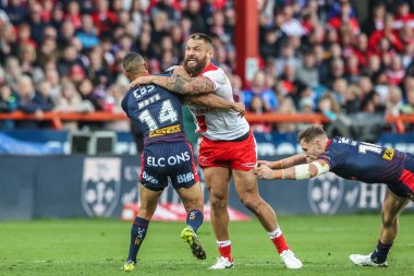 Hull KR 'dan Jared Waerea-Hargreaves, Betfred Süper Lig Yarı Finali 2 karşılaşmasında St. Helens takımından Moses Mbye ve St. Helens takımından Matty Lees tarafından Sewell Grubu Craven Park, Kingston' da oynanan ve Hull, İngiltere 'de 3 Ekim 2025 tarihinde oynanan Hull maçında ele geçirildi.