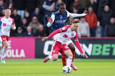 Stevenage takımından Dan Kemp, 4 Ekim 2025 'te Lamex Stadyumu' nda oynanan Stevenage-Luton Town maçında baskı altında topa vuruyor.