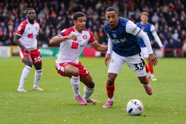 4 Ekim 2025 'te İngiltere' nin Stevenage Stadyumu 'nda Stevenage ile Luton Town arasında oynanan Sky Bet Ligi 1 maçı sırasında