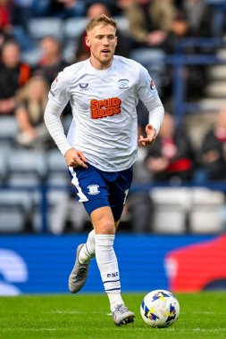 Preston North End 'den Lewis Gibson, 4 Ekim 2025 Deepdale, Preston, Birleşik Krallık' ta Preston North End - Charlton Athletic maçında top üzerinde. 