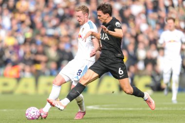 Leeds United takımından Sean Longstaff, Tottenham Hotspur 'dan Joao Palhinha' yı Premier Lig maçı Leeds United 'a karşı Tottenham Hotspur maçında 4 Ekim 2025' de Leeds, İngiltere 'de durdurdu. 
