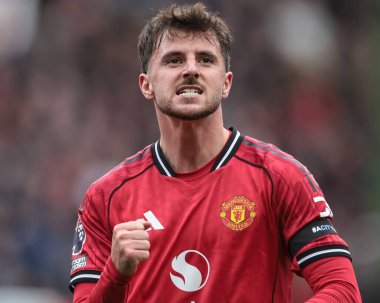 Manchester United takımından Mason Mount, Manchester United 'ın 4 Ekim 2025 tarihinde Old Trafford, Manchester' da oynadığı Premier League maçında 1-0 'lık galibiyetini kutluyor. 