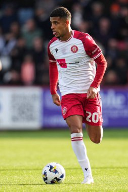 Stevenage 'den Chem Campell, 4 Ekim 2025' te Lamex Stevenage, İngiltere 'de Stevenage ile Luton Town arasındaki Sky Bet 1 maçı sırasında topa vuruyor.