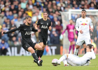 Leeds United takımından Ao Tanaka, Tottenham Hotspur 'dan Rodrigo Bentancur' u Premier Lig maçında Leeds United 'a karşı Tottenham Hotspur maçında 4 Ekim 2025' de Leeds, İngiltere 'deki Elland Road' da kayıyor. 