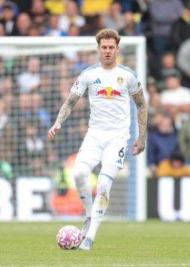 Leeds United takımından Joe Rodon, Leeds United ile Tottenham Hotspur maçında Elland Road, Leeds, İngiltere 'de 4 Ekim 2025' te karşı karşıya geldi. 