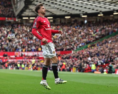 Manchester United takımından Mason Mount, Manchester United 'ın 4 Ekim 2025 tarihinde Old Trafford, Manchester' da oynadığı Premier League maçında 1-0 'lık galibiyetini kutluyor.  