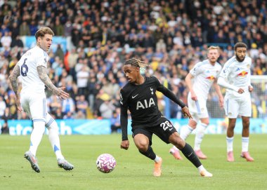 Tottenham Hotspur 'dan Wilson Odobert Premier Lig maçında topa dönüyor. Leeds United Tottenham Hotspur' a karşı. Elland Road, Leeds, İngiltere, 4 Ekim 2025 