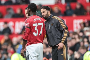 Manchester United 'ın Ruben Amorim teknik direktörü Manchester United' ın 4 Ekim 2025 'te Old Trafford, Manchester, İngiltere' de oynanan Premier League maçında Manchester United ile Sunderland maçına çıkmadan önce Manchester United 'dan Kobbie Mainoo' ya talimatlar veriyor. 