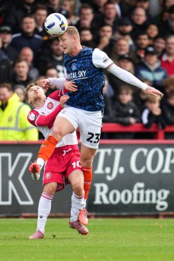 Luton Town 'dan George Saville 4 Ekim 2025' te Lamex Stevenage, İngiltere 'deki Stevenage-Luton Town maçında Stevenage-Stevenage 1 karşılaşmasında Stevenage' li Dan Kemp 'e karşı maçı kazandı.