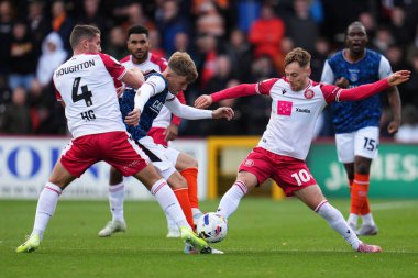 4 Ekim 2025 'te İngiltere' nin Stevenage Stadyumu 'nda Stevenage ile Luton Town arasında oynanan Sky Bet Ligi 1 maçı sırasında
