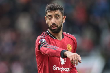 Manchester United 'dan Bruno Fernandes, Premier League maçında takım talimatlarını veriyor Manchester United ile Sunderland maçında Old Trafford, Manchester, İngiltere' de, 4 Ekim 2025 