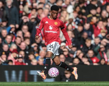 Manchester United takımından Amad Diallo, Manchester United 'ın 4 Ekim 2025 tarihinde Old Trafford, Manchester, İngiltere' de oynadığı Premier League maçında topa vuruyor. 