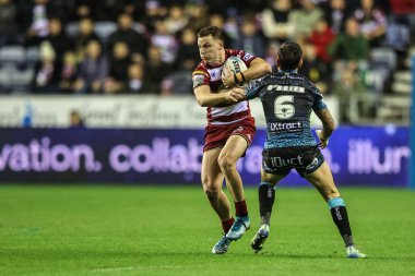 Wigan Warriors 'un Jai Field' ı, 3 Ekim 2025 'te İngiltere' nin Wigan şehrindeki Brick Community Stadyumu 'nda oynanan Wigan Warriors - Leigh Leopards maçında Süper Lig Yarı Final maçı sırasında topu aldı.