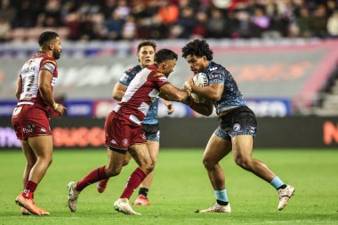 Leigh Leoparları 'ndan Alec Tuitavake, Betfred Süper Lig Yarı Finali' nde Wigan Warriors - Leigh Leopards maçında Bevan French of Wigan Warriors tarafından 3 Ekim 2025 'te Wigan, İngiltere' deki The Brick Community Stadyumu 'nda yenildi.