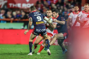 Hull KR takımından Mikey Lewis, Betfred Süper Lig yarı final maçı Hull KR 'ın Sewell Group Craven Park' ta St Helens 'e karşı oynadığı 3 Ekim 2025' de St. Helens maçında St. Helens 'li Daryl Clark' a yenildi.