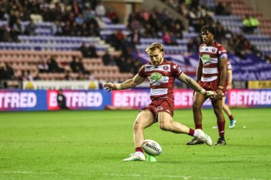 Wigan Warriors takımından Adam Keighran, 3 Ekim 2025 'te İngiltere' nin Wigan Stadyumu 'nda oynanan Wigan Warriors - Leigh Leopards maçında penaltı aldı.