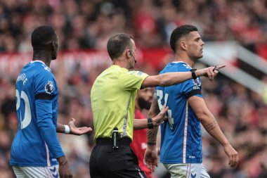 Hakem Stuart Attwell, Manchester United 'ın Old Trafford, Manchester, Birleşik Krallık' ta 4 Ekim 2025 'te oynadığı Premier League maçında tedaviyi reddetmesi üzerine GranitXhaka' yı beyin sarsıntısı kontrolüne gönderdi. 