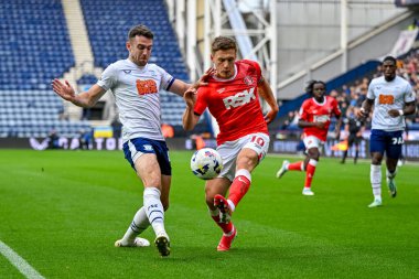 Charlton Athletic 'ten Greg Docherty, Preston North End' den Ben Whiteman 'ın baskısı altında, Preston North End - Charlton Athletic maçında, 4 Ekim 2025' de Deepdale, Preston, İngiltere 'de karşı karşıya geldi. 