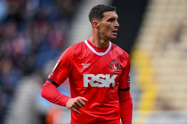 Charlton Atletizm Şampiyonası 'ndan Lloyd Jones 4 Ekim 2025' te İngiltere 'nin Deepdale kentinde Preston North End' e karşı Charlton Atletizm karşılaşmasında üst gövdesini kaldırdı. 