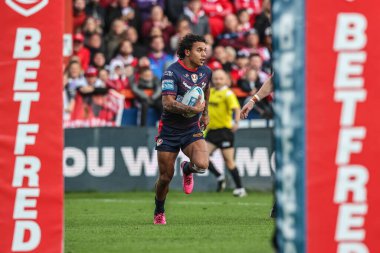 St. Helens 'li Tristan Sailor, 3 Ekim 2025' te İngiltere 'nin Hull KR ile St Helens arasında oynanan Betfred Süper Lig yarı final maçı sırasında topu yakalıyor.