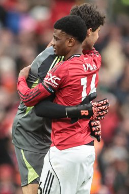 Manchester United takımından Senne Lammens, Manchester United 'ın 4 Ekim 2025 tarihinde Old Trafford, Manchester, İngiltere' de oynanan Premier League maçında Manchester United 'ın Sunderland' a karşı kazandığı 2-0 'lık galibiyet sonrasında Manchester United' dan Amad Diallo 'yu kucaklıyor. 